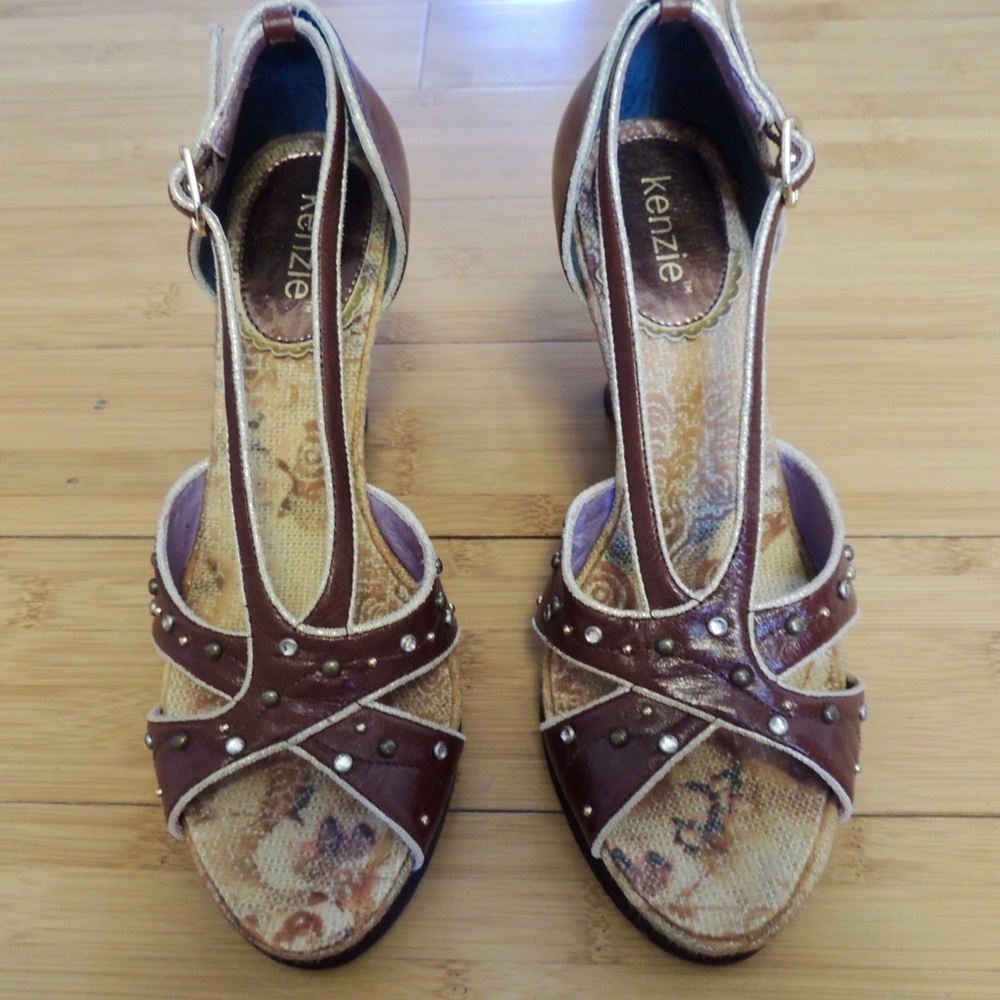 Kenzie size 8 brown wedge sandals